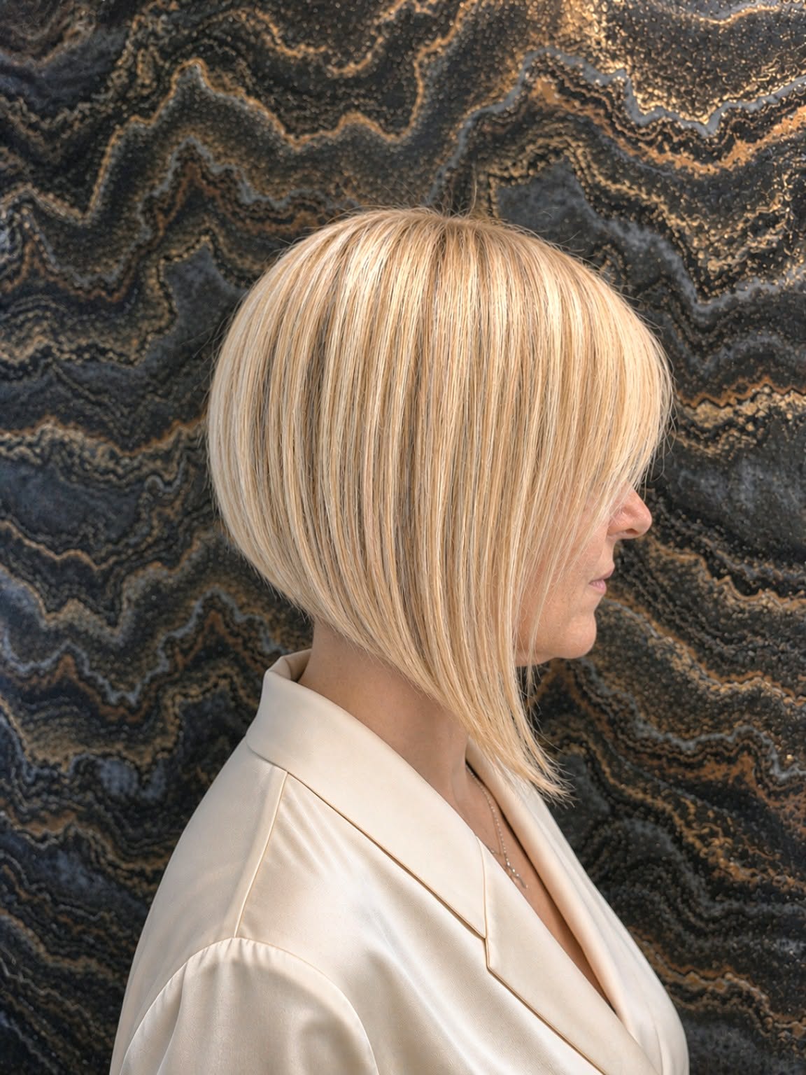 Carré plongeant blond polaire ultra-lumineux